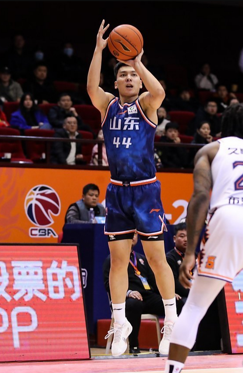 乐鱼体育窗口期山东男篮强势反弹——CBA季后赛节点到来，底气十足，轮换策略成焦点的简单介绍